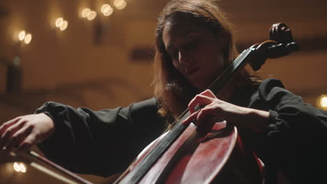 Cellist-Vor-Ort-Des-Philharmonie-Konzerts-Mit-Klassischer-Musik,-Nahaufnahme-Von-Cello-Und-Bogen