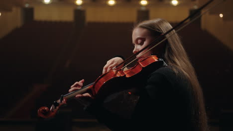 Bonita-Violinista-Está-Tocando-El-Violín-En-La-Orquesta-Sinfónica-Retrato-De-Mujer-Músico