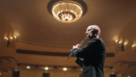 Talentierter-Flötist-Spielt-Musik-Im-Opernhaus-Oder-In-Der-Philharmonie-Porträt-Eines-Musikers-Mit-Flöte