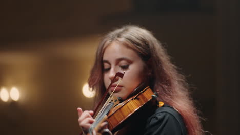 Bonita-Violinista-Está-Tocando-El-Violín-En-El-Music-Hall.-Retrato-De-Una-Violinista-En-La-ópera.