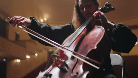 Der-Talentierte-Violoncellist-Spielt-Cello-Auf-Der-Bühne-Der-Music-Hall-Lady-Und-Violoncello-Im-Orchester