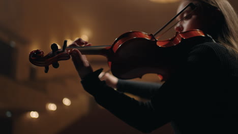 Geigerin-Spielt-Geige-In-Der-Musikschule-Nahaufnahme-Der-Geige-In-Den-Händen-Einer-Frau