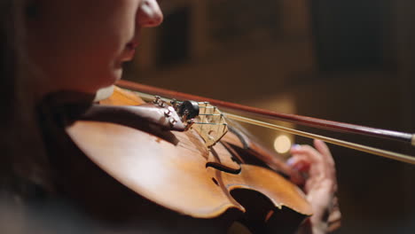 Inspirierte-Frau-Spielt-Geige,-Nahaufnahme-Einer-Alten-Geige-In-Weiblichen-Händen