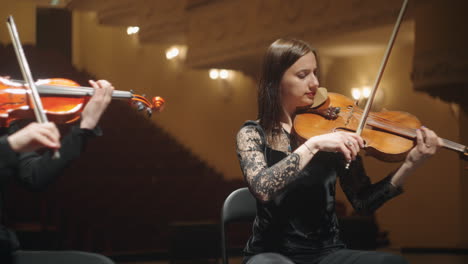 Mujeres-Violinistas-Tocan-Música-En-La-Escena-Del-Music-Hall-Músicos-Profesionales-De-La-Filarmónica