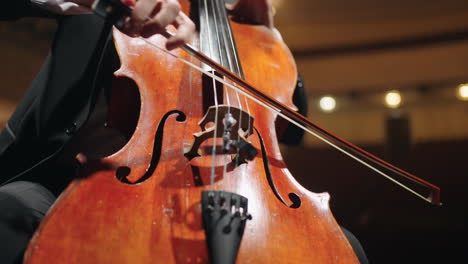 Cellist-Spielt-Cello-Auf-Der-Bühne-Des-Alten-Opernhauskonzerts-Des-Symphonieorchesters-In-Der-Philharmonie