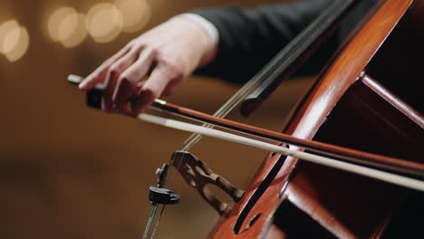 Nahaufnahme-Des-Violoncellos-Und-Der-Hände-Des-Musikers-Cellist-Spielt-Cello-Im-Symphonieorchester