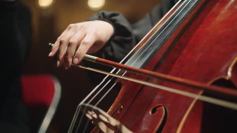 Frau-Spielt-Cello-Nahaufnahme-Von-Violoncello-Violoncellist-Hände-Und-Bogen-Auf-Saiten