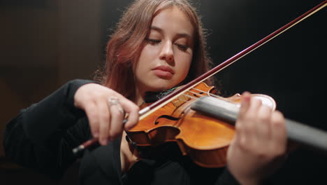 Una-Joven-Violinista-Gordita-Está-Interpretando-Música-En-Escena-En-La-Moderna-ópera