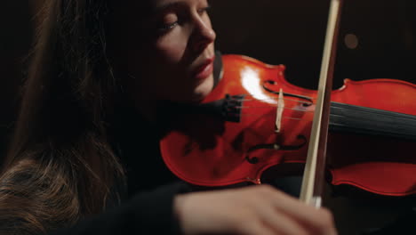 Una-Mujer-Bonita-Violinista-En-Una-Orquesta-Sinfónica-En-La-Escena-Del-Music-Hall.-La-Dama-Toca-El-Violín-O-La-Viola.