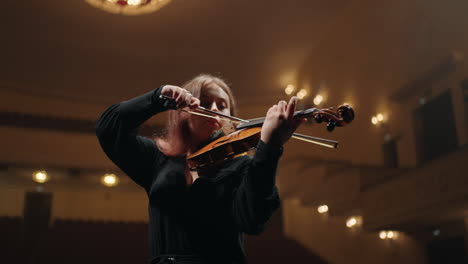 Junge-Dame-Spielt-Geige-Auf-Der-Bühne-Eines-Von-Der-Philharmonie-Inspirierten-Musikers-Im-Opernhaus