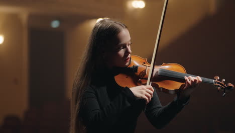 Joven-Estudiante-Violinista-Toca-El-Violín-En-El-Music-Hall-Retrato-De-Mujer-Violinista-En-Orquesta-Sinfónica