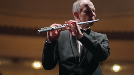 Talentierter-Flötist-Spielt-Neoklassische-Musik-Mit-Flöte-Porträt-Eines-Musikers-In-Der-Philharmonie
