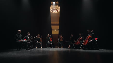 Musikkapelle-Mit-Cello,-Violine,-Fagott-Und-Flöte-Spielt-Auf-Der-Bühne,-Wo-Der-Vorhang-Des-Opernhauses-Sich-öffnet