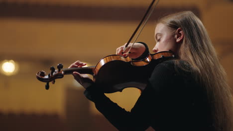 Retrato-De-Una-Violinista-En-La-Antigua-ópera-Concierto-De-Música-Clásica-Dama-Está-Tocando-El-Violín