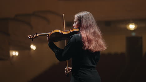 Geigerin-Spielt-Geige-In-Der-Musikhalle-Mittleres-Porträt-Eines-Musikers-In-Der-Philharmonie