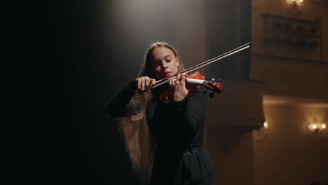 Violinista-Femenina-Está-Practicando-Tocar-El-Violín-En-La-Escuela-De-Música-Retrato-De-Violinista-Femenina-En-El-Music-Hall