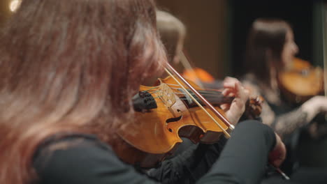 Violines-En-La-Orquesta-Sinfónica-Músicos-Femeninos-Tocan-Instrumentos-De-Cuerda