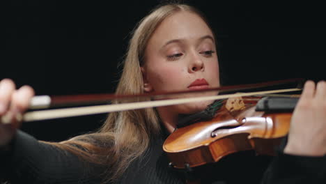 Hübsche-Junge-Geigerin-Spielt-Geige-Oder-Bratsche-Im-Porträt-Der-Philharmonie