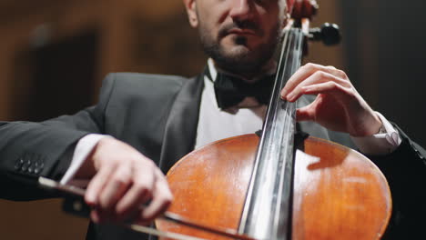 Schöner-Mann-Spielt-Cello-Vor-Ort-Im-Konzertsaal.-Violoncellist-Spielt-Klassische-Musik