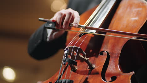Musiker-Spielt-Altes-Cello-Nahaufnahme-Eines-Violoncello-Konzerts-Mit-Klassischer-Musik-Auf-Der-Bühne-Des-Opernhauses