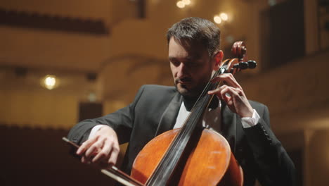Cellist-Spielt-Altes-Cello-Porträt-Eines-Violoncellisten-Auf-Der-Bühne-Des-Symphonieorchesters-Der-Oper
