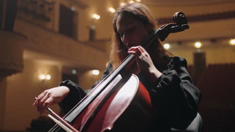 Romantische-Frau-Spielt-Violoncello-Im-Musiksaal-Cellistin-Probt-Auf-Der-Bühne-Der-Philharmonie
