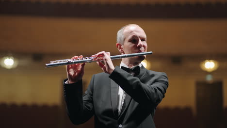 Flautista-Profesional-Toca-Flauta-Retrato-De-Músico-En-La-Sala-Filarmónica-El-Hombre-Toca-Música-Clásica