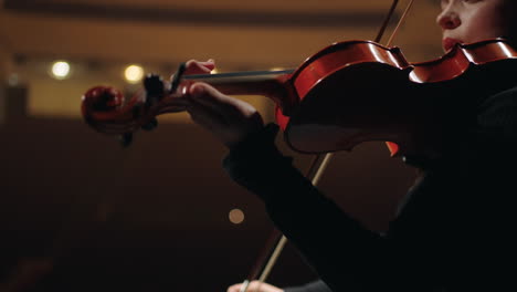Una-Violinista-Inspirada-Está-Interpretando-Una-Melodía-En-Un-Concierto-De-Música-Clásica-En-El-Music-Hall-En-Escena