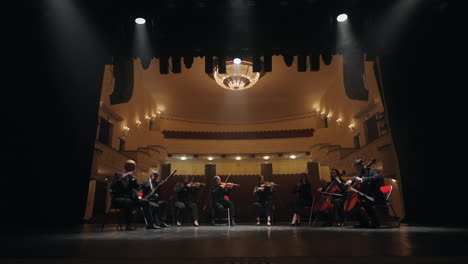 Das-Klassische-Musikorchester-Spielt-Musik-Auf-Der-Bühne-Des-Alten-Opernhauses,-Einem-Wunderschönen-Konzertsaal