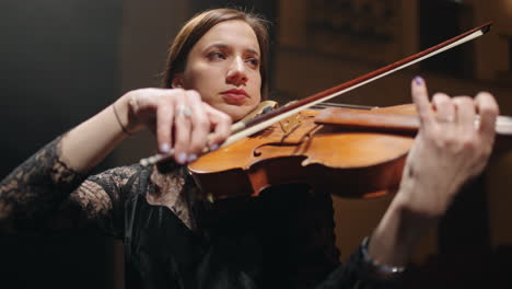 Frau-Spielt-Geige-Vor-Der-Bühne-Der-Philharmonie-Porträt-Einer-Talentierten-Musikerin