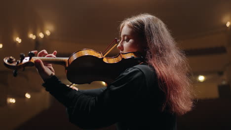 Violinista-Femenina-En-La-ópera-Moderna
