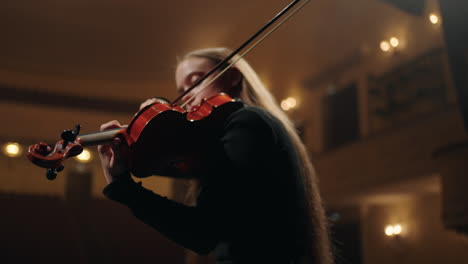 Una-Violinista-Bastante-Joven-Está-Tocando-Un-Concierto-De-Música-Clásica-En-La-Sala-Filarmónica