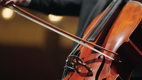 Cellist-Spielt-Cello,-Nahaufnahme-Von-Bogen-Und-Streichern,-Konzert-Oder-Probe-Klassischer-Musik