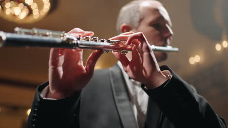 Flautista-En-La-ópera-Músico-Toca-La-Flauta-En-Una-Orquesta-Sinfónica-O-Banda-De-Música