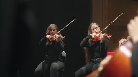 Concierto-De-Una-Pequeña-Orquesta-Violinistas-Tocando-Música-Jóvenes-Músicos-Profesionales
