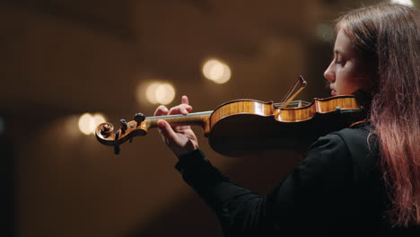 Erste-Geige-Im-Symphonieorchester-Junge-Frau-Spielt-Geige-Auf-Der-Bühne-Des-Music-Hall-Porträts
