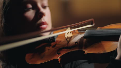 Primer-Retrato-De-Una-Violinista-En-La-Antigua-ópera.-La-Mujer-Toca-El-Violín.