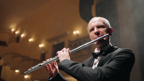 Flötist-Spielt-Flöte-Und-Bläst-Luft-Bei-Einem-Blasinstrumentenkonzert-Im-Alten-Opernhaus-Oder-In-Einem-Modernen-Musiksaal