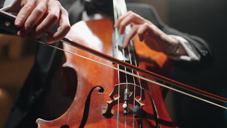 Cellist-Spielt-Cello-Auf-Der-Bühne-Der-Music-Hall-Nahaufnahme-Probe-Oder-Konzert-Des-Symphonieorchesters
