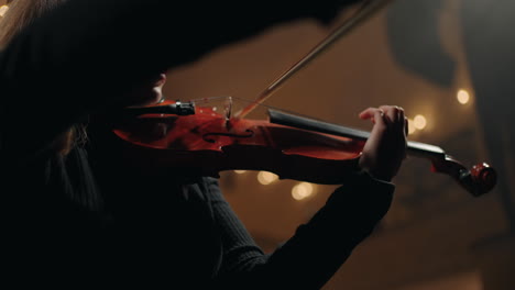 Violinista-Femenina-Está-Tocando-En-La-Orquesta-Sinfónica-Vista-De-Primer-Plano-Del-Violín-En-Manos-De-Mujeres