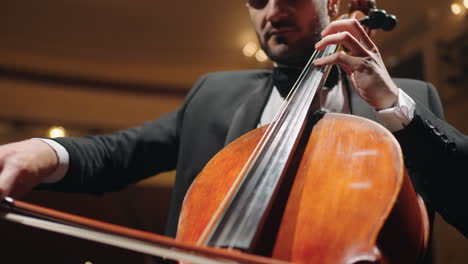 Der-Violoncellist-Spielt-Klassische-Musik-Auf-Dem-Cello-In-Einem-Konzert-Oder-Einer-Probe-Im-Modernen-Musiksaal