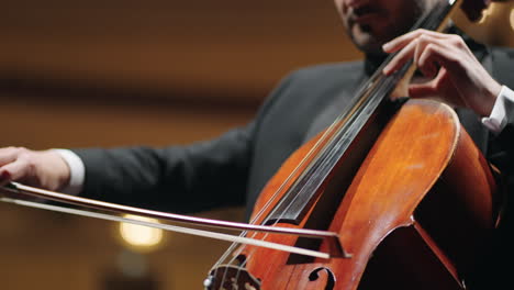 Musiker-Spielt-Cello-Porträt-Eines-Violoncellisten-Im-Alten-Opernhaus-Oder-In-Der-Philharmonie