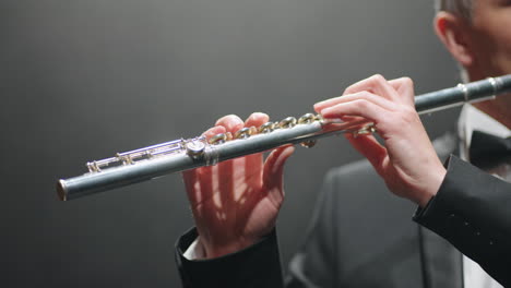 Un-Anciano-Toca-La-Flauta-Retrato-De-Un-Flautista-En-La-Sala-Filarmónica-El-Hombre-Toca-Música-Clásica