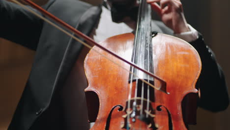 Der-Violoncellist-Spielt-Cello-Im-Konzert-Der-Philharmonie-Mit-Klassischer-Musik,-Nahaufnahme-Auf-Händen-Mit-Bogen