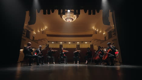 La-Banda-Musical-Está-Tocando-Música-Clásica-En-La-Escena-De-Instrumentos-De-Cuerda-Y-Viento-De-La-Sala-Filarmónica
