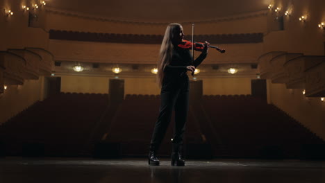 Una-Mujer-Violinista-Toca-El-Violín-En-La-Silueta-Oscura-De-La-Sala-Filarmónica-En-Escena