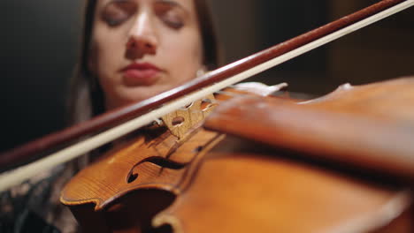 Talentosa-Violinista-Está-Tocando-El-Violín-En-La-Escena-Del-Music-Hall-Vista-De-Primer-Plano-Del-Violín-En-Las-Manos