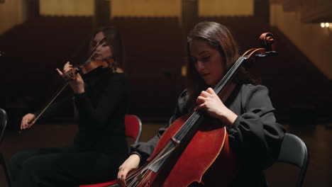 Músicas-Tocan-Violonchelo-Y-Violines-En-La-Escena-De-La-Antigua-ópera