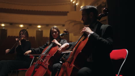 Violonchelistas-Y-Violinistas-Tocan-Música-En-El-Escenario-De-La-Orquesta-De-Instrumentos-De-Cuerda-De-La-ópera