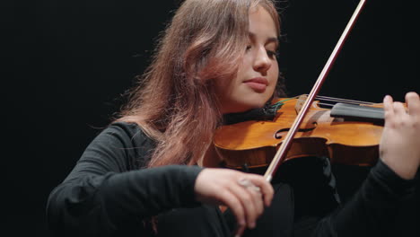 Mujer-Violinista-Está-Tocando-El-Violín-En-El-Music-Hall-Joven-Violinista-En-La-ópera